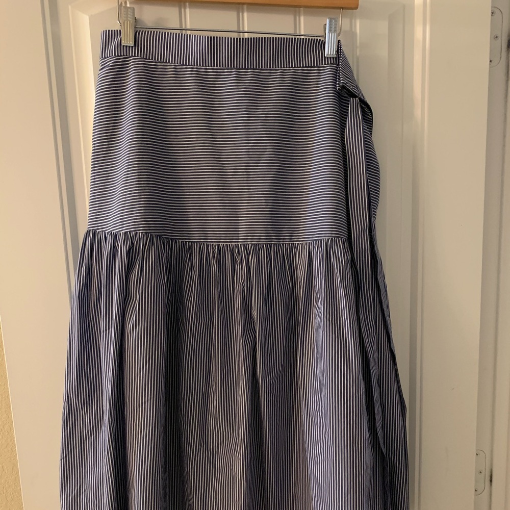 High-waist Vine Yard Vines stripped skirt with belt. NWT